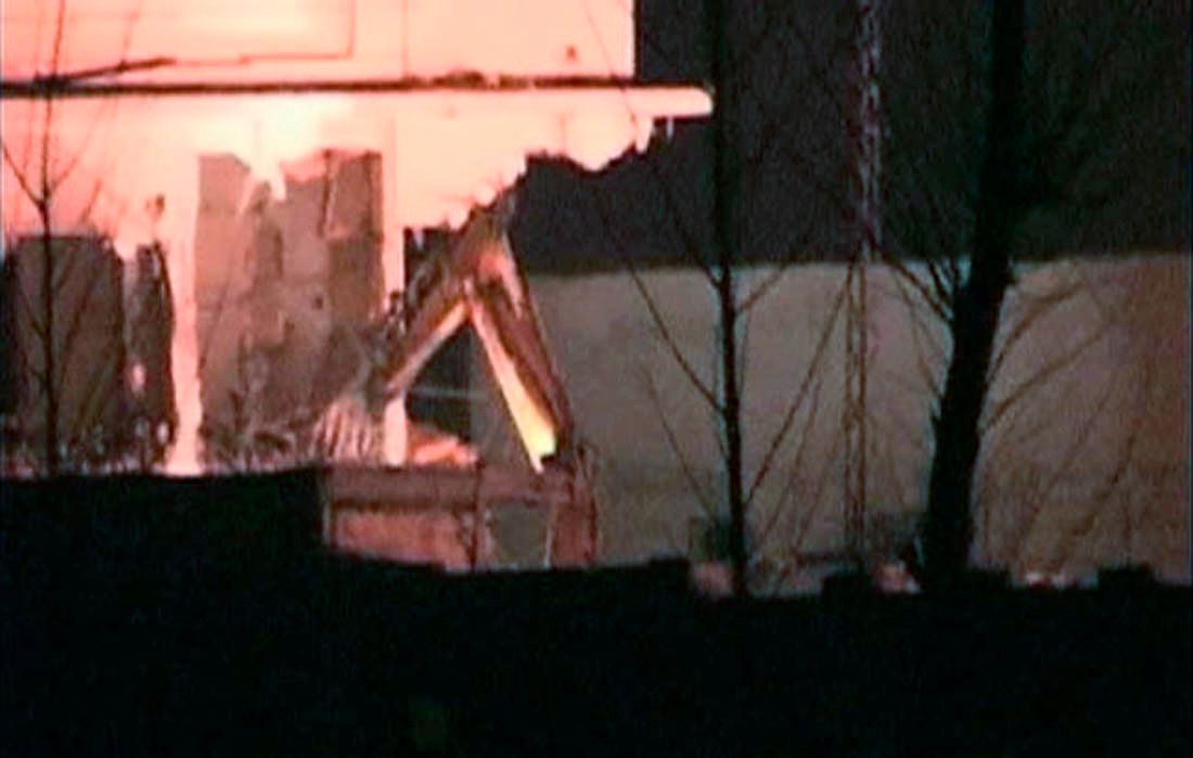 تظهر الصورة الثابتة من الفيديو أعمال هدم للمبنى الذي قتل فيه زعيم القاعدة أسامة بن لادن على يد القوات الأمريكية الخاصة في مايو الماضي ، في أبوت آباد. - Reuters
