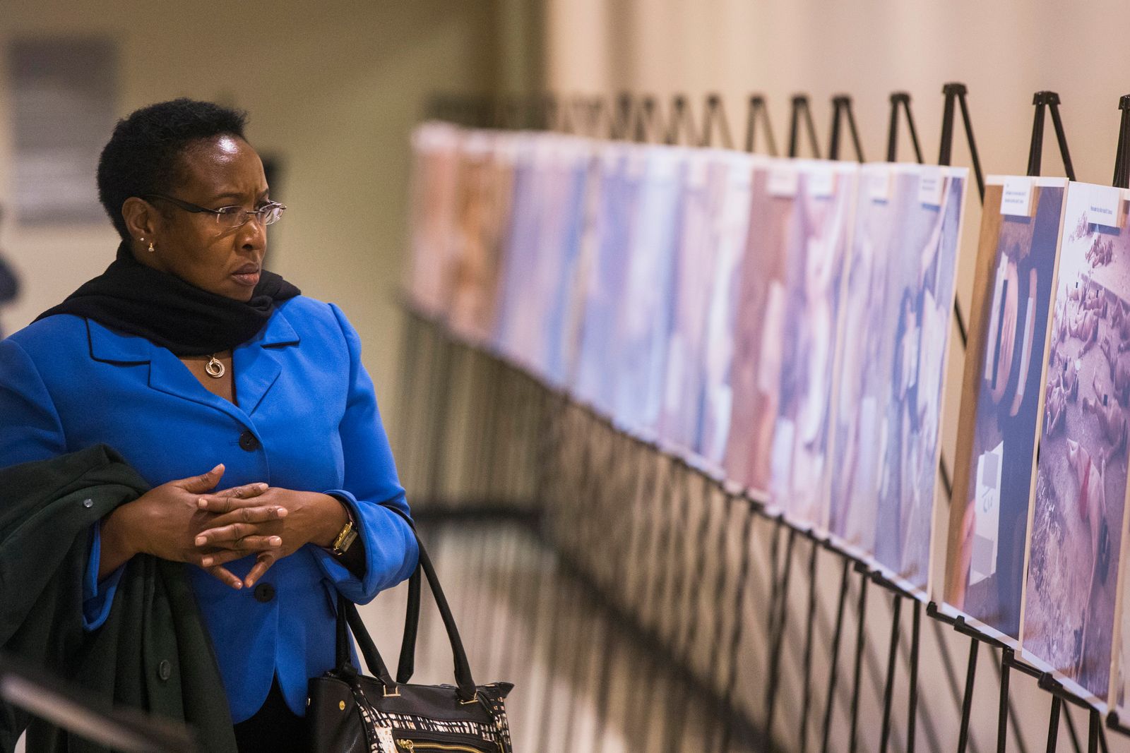 امرأة تشاهد صوراً مروعة التقطها 