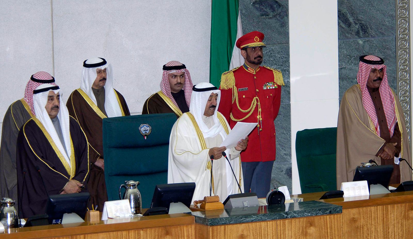 الشيخ صباح الأحمد الجابر الصباح يؤدي القسم أمام مجلس الأمة أميراً للكويت في 29 يناير 2006. - REUTERS