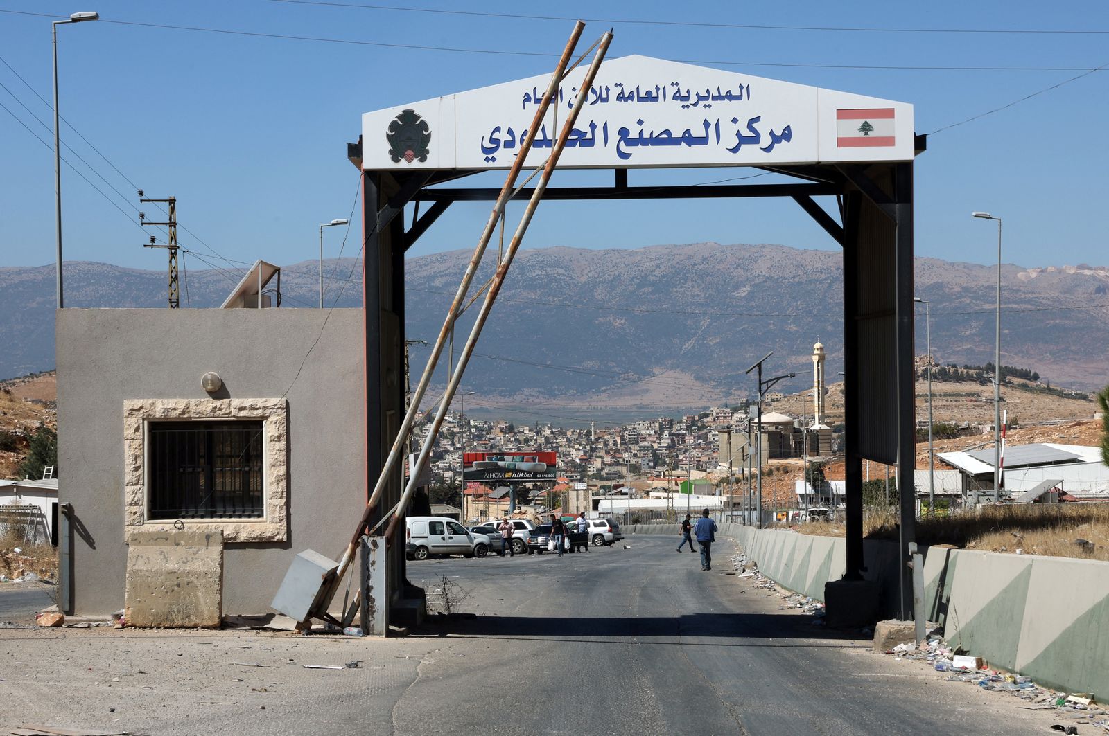 People walk at Masnaa border crossing between Lebanon and Syria, in Bekaa Governorate, Lebanon October 4, 2024. REUTERS/Mohamed Azakir