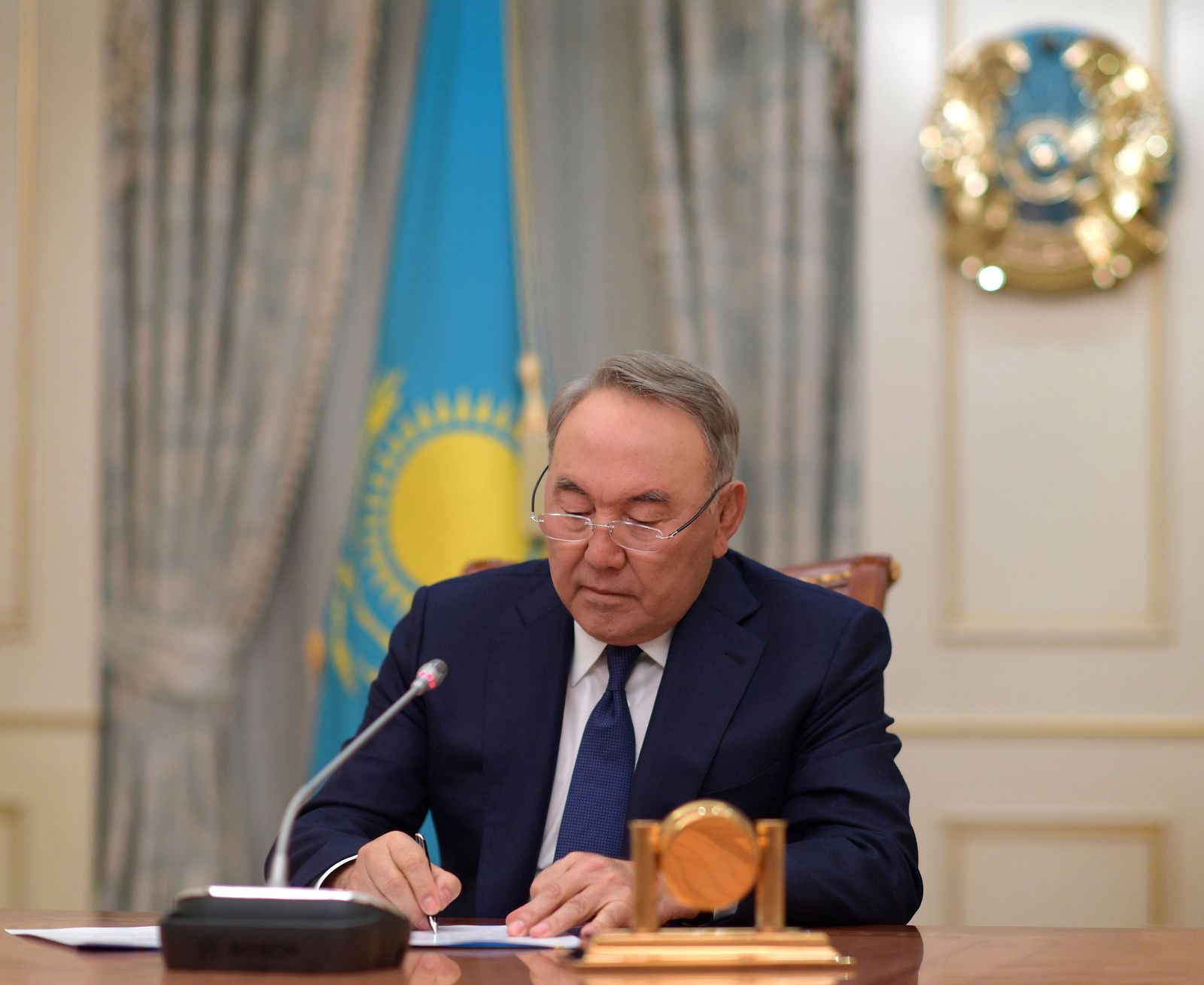 رئيس كازاخستان السابق نور سلطان نزارباييف يلقي خطاب تلفزياً يعلن فيه الاستقالة من منصبه. 19 مارس 2019. - REUTERS