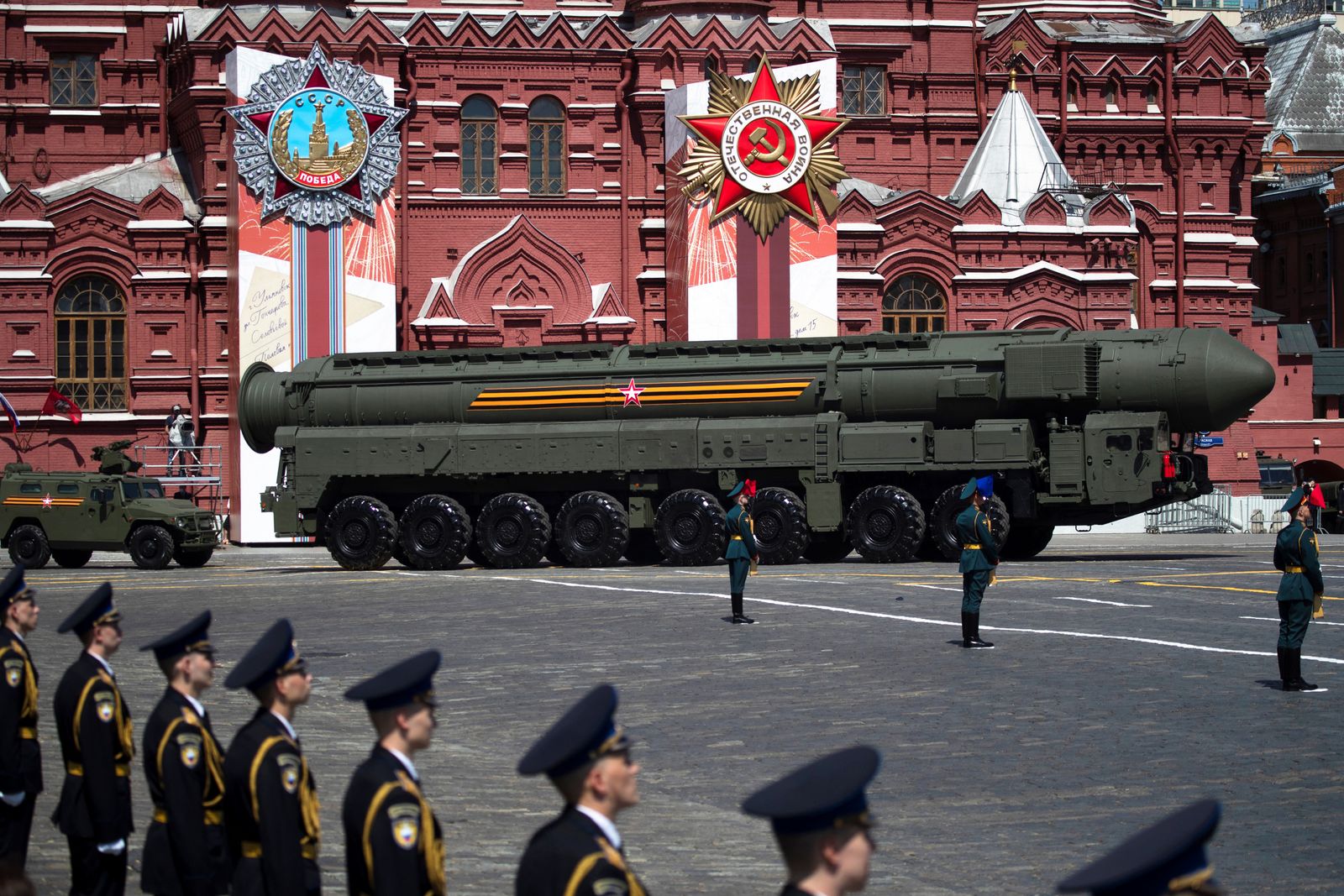 الصاروخ الروسي الباليستي من طراز Yars RS-24 خلال استعراض عسكري في موسكو. 9 مايو 2021. - AFP