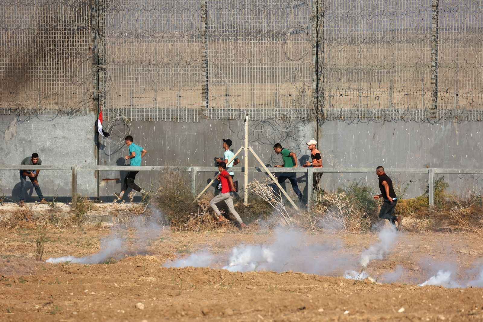 جانب من المواجهات بين متظاهرين فلسطينيين في قطاع غزة والقوات الإسرائيلية - 21 أغسطس 2021. - AFP