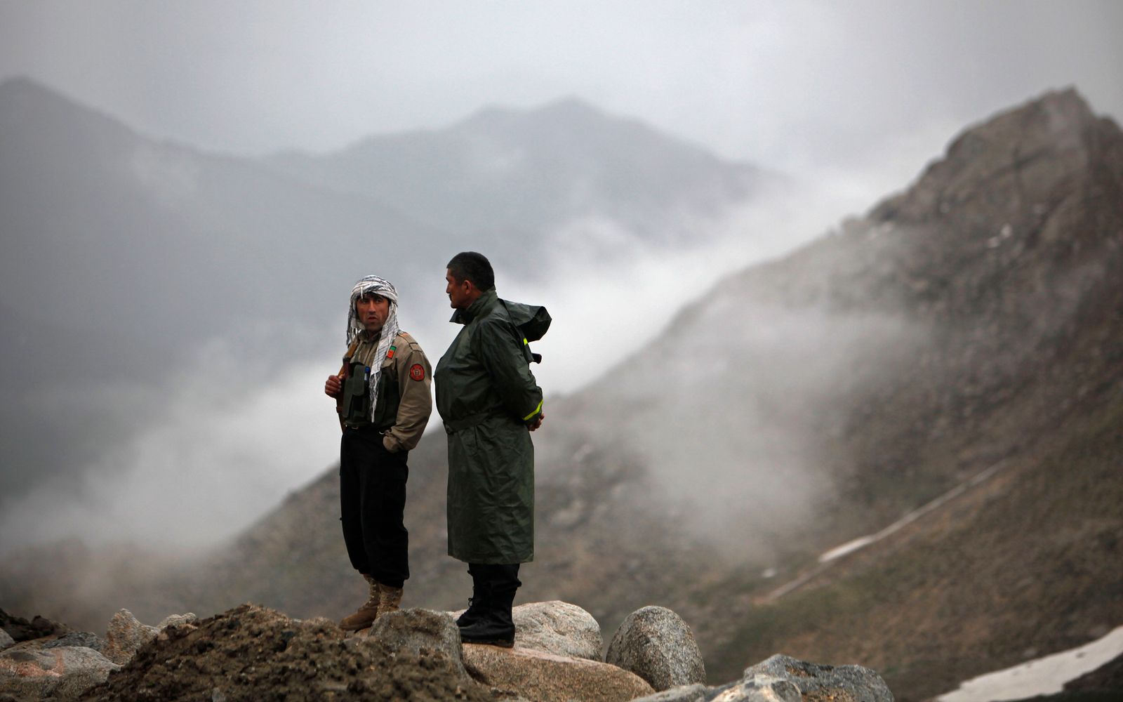 عنصران من القوات الأفغانية يقفان في إحدى مناطق سلسلة جبال هندو كوش. 17 مايو 2020. - REUTERS