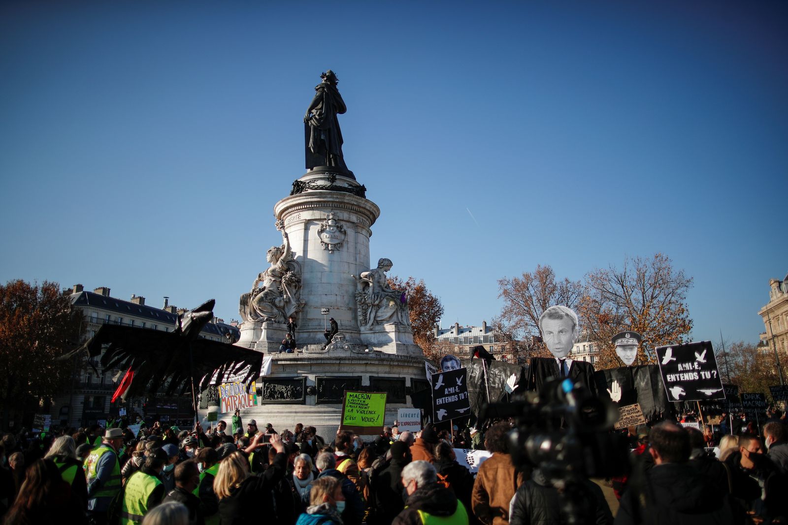 جانب من الاحتجاجات في العاصمة الفرنسية باريس - REUTERS