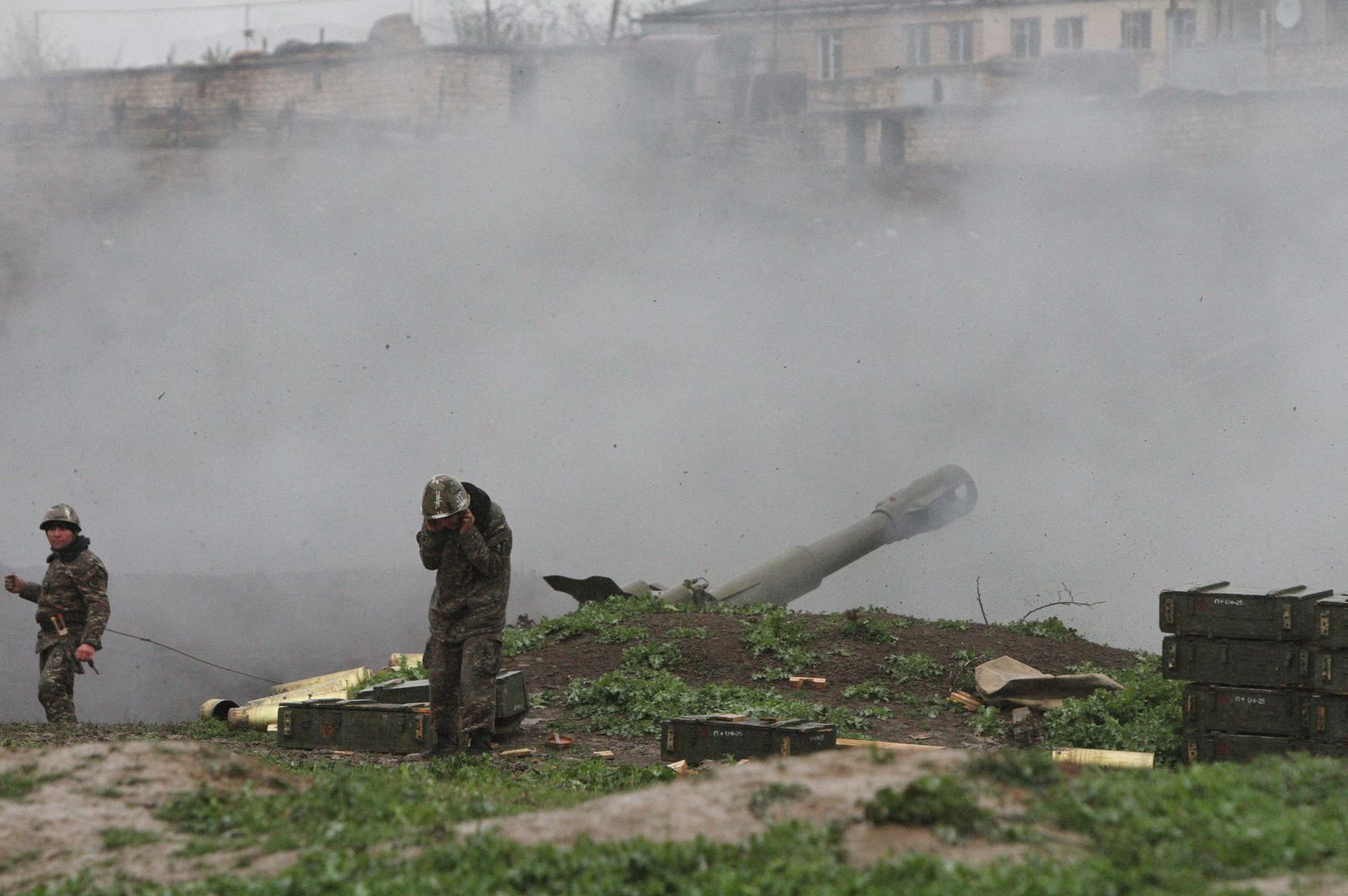 جنود أرمن في جيش الدفاع الذاتي في ناجورنو قره باغ خلال إطلاقهم قذيفة مدفعية باتجاه القوات الأذربيجانية من مواقعهم في بلدة مارتاكيرت، 3 أبريل 2016 - AFP