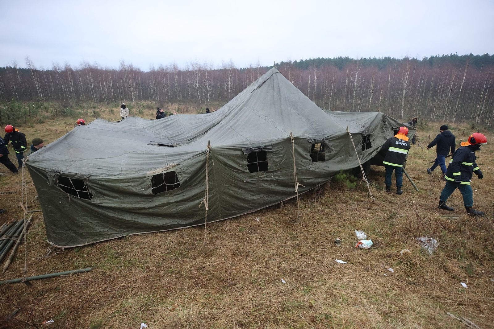 جنود تابعين للقوات البلاروسية ينصبون خيمة للمهاجرين في مخيم بالقرب من الحدود البولندية في منطقة غرودنو - 13 نوفمبر 2021 - AFP