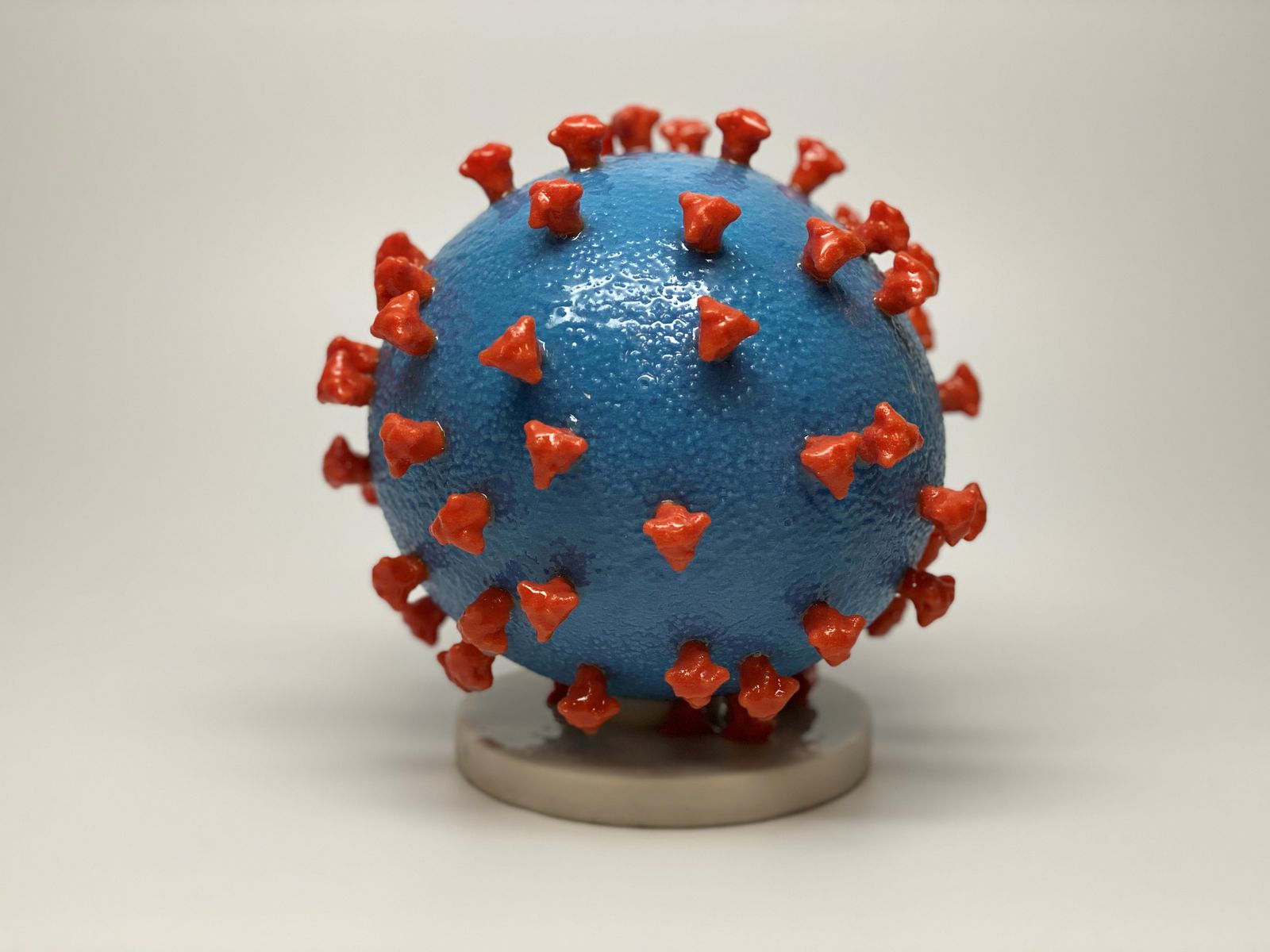 جزيئيات من فيروس كورونا المستجد مطبوعة بتقنية الطباعة ثلاثية الأبعاد - REUTERS