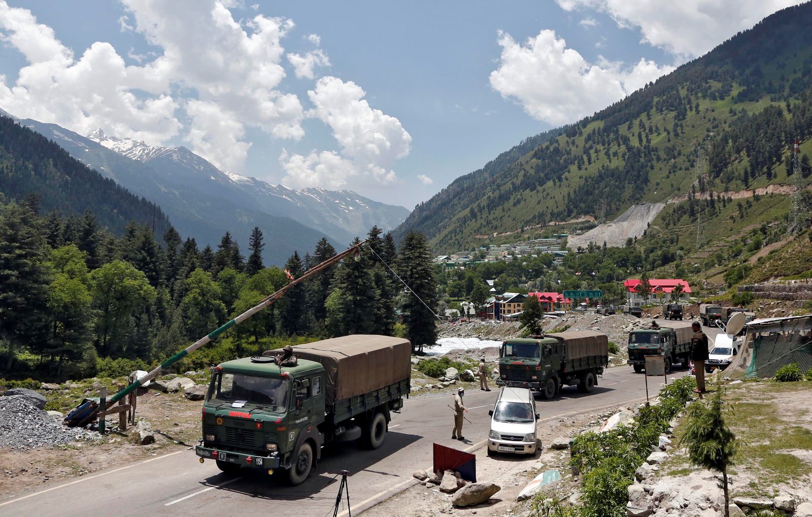 شاحنات الجيش الهندي تتحرك على طول الطريق السريع المؤدي إلى منطقة لاداخ الحدودية - REUTERS
