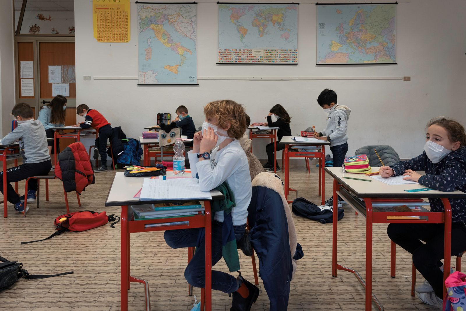 تلامذة يرتدون كمامات في إحدى مدارس لومبارديا - REUTERS