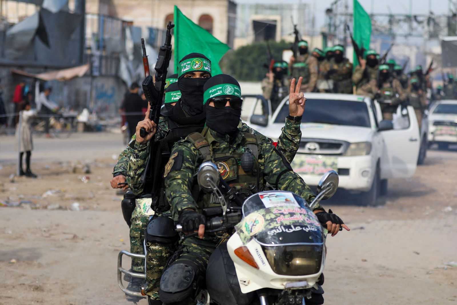 Palestinian Hamas militants parade before they hand over hostages who had been held in Gaza since the deadly October 7, 2023 attack, to members of the International Committee of the Red Cross (ICRC) as part of a ceasefire and a hostages-prisoners swap deal between Hamas and Israel, in Gaza City, January 25, 2025. REUTERS/Dawoud Abu Alkas