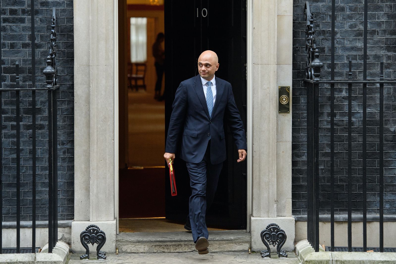 وزير الصحة البريطاني ساجد جاويد يغادر مقر رئاسة الحكومة البريطانية في لندن  - Getty Images