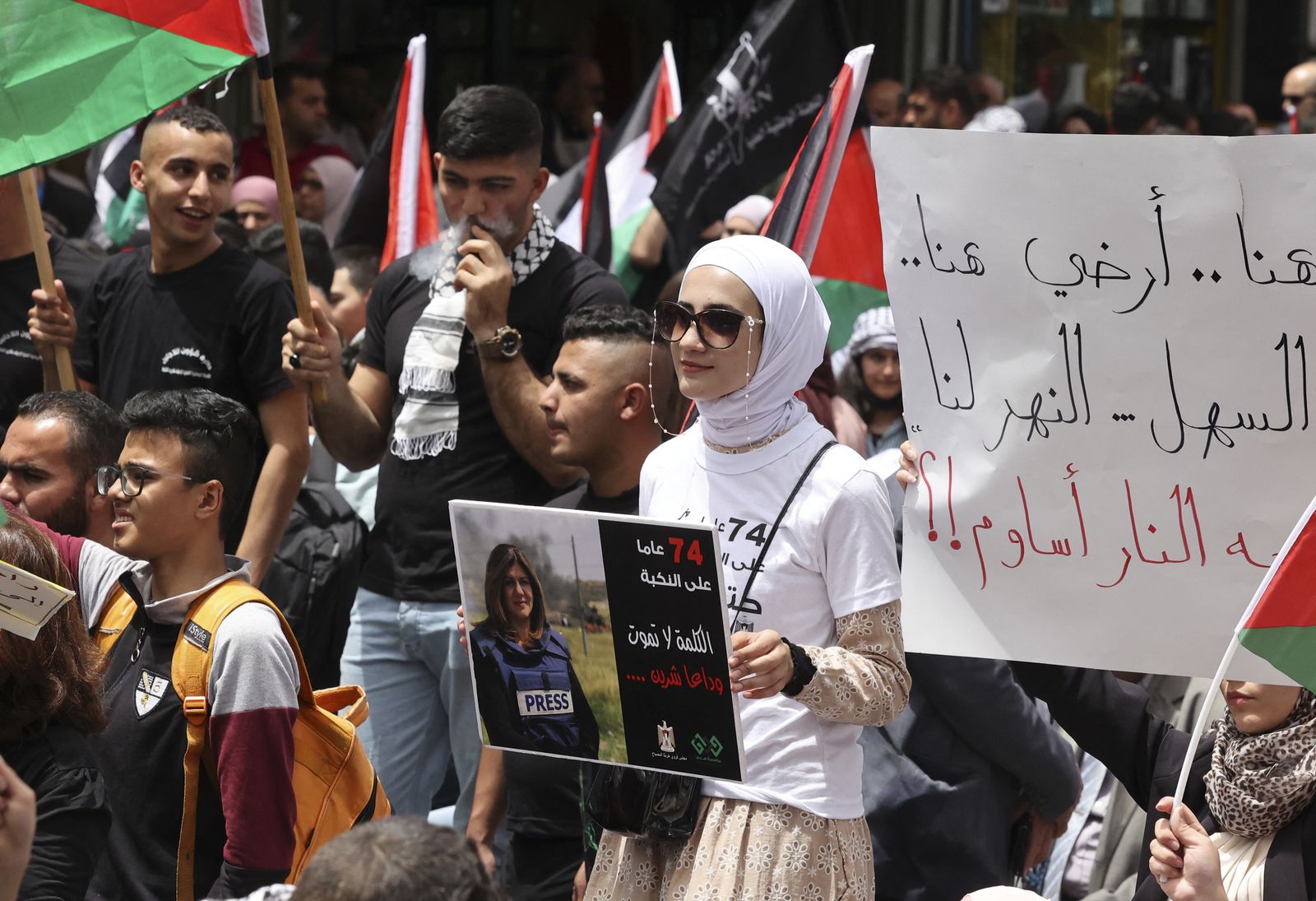 جانب من إحياء الذكرى الـ74 للنكبة في رام الله عقب يومين من مهاجمة الشرطة الإسرائيلية مشاركين في جنازة الصحافية شيرين أبو عاقلة - 15 مايو 2022 - AFP