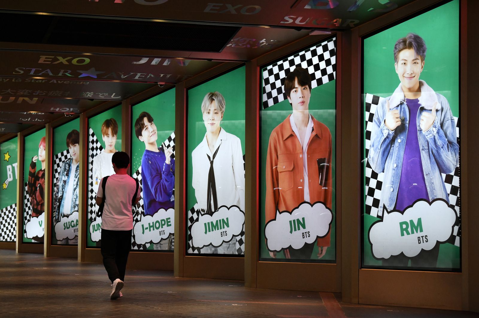 الملصقات الدعائية لأعضاء فرقة K-pop BTS  - AFP
