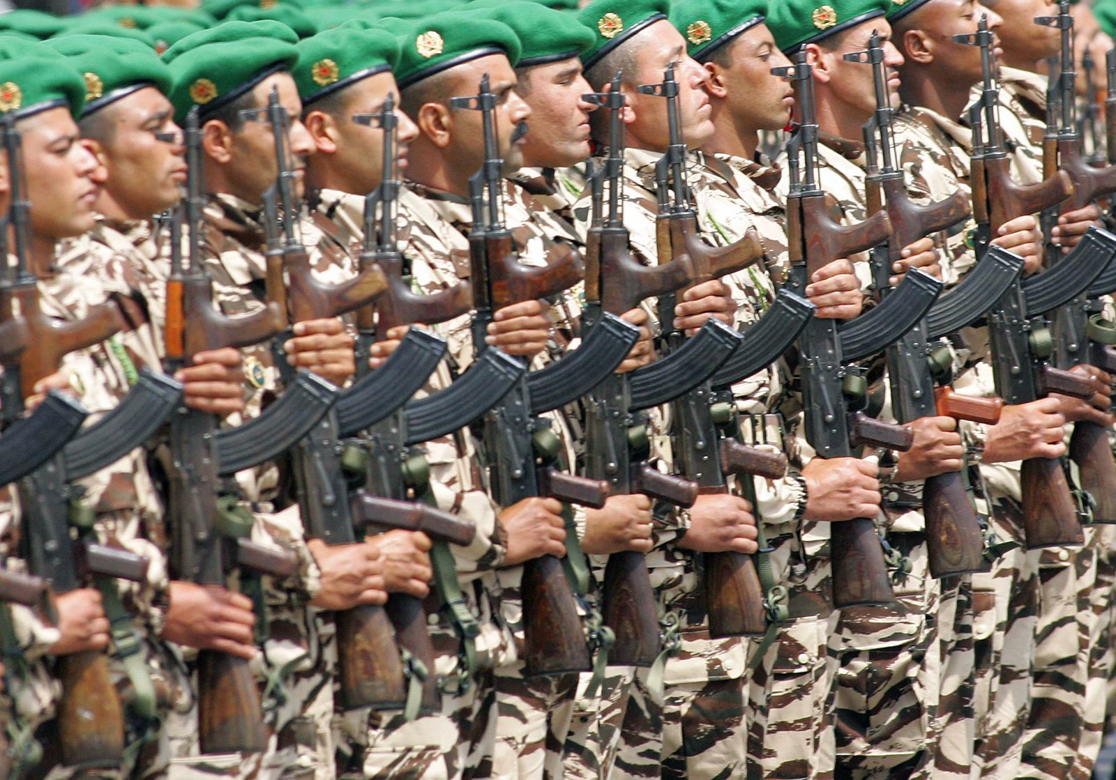 الجيش المغربي في استعراض بمناسبة الذكرى الخمسين لتأسيس - AFP