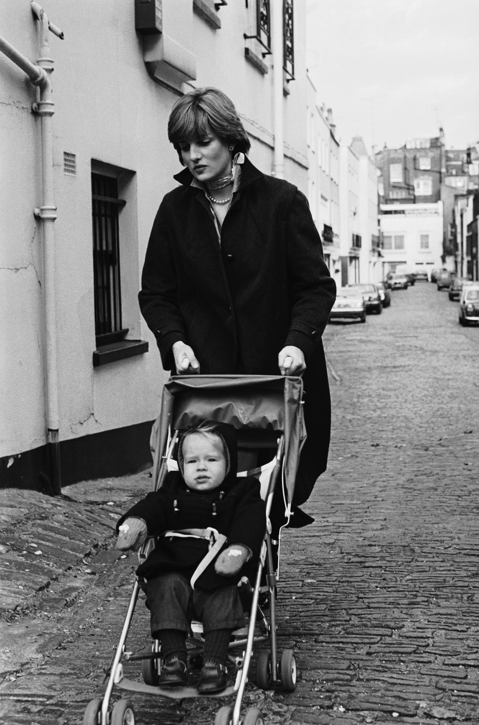 ديانا تدفع عربة أطفال في لندن، 11 نوفمبر 1980  - Getty Images
