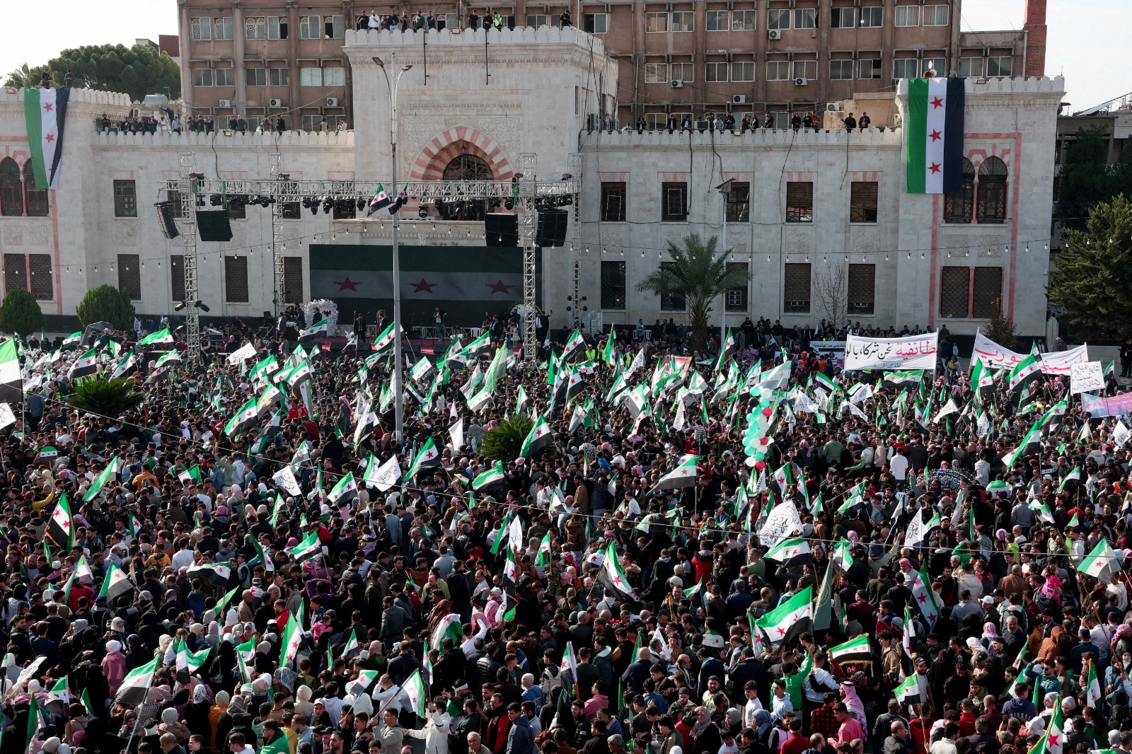 الآلاف يحتفلون بالذكرى الأولى لسقوط نظام بشار الأسد، حماة، سوريا. 5 ديسمبر 2025