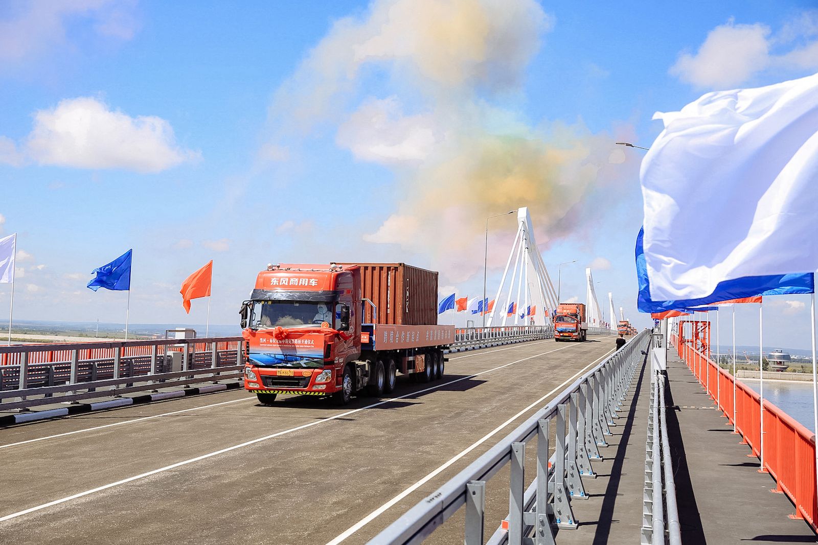 افتتاح الجسر الرابط بين مدينة بلاجوفيشينسك الروسية ومدينة خيخه الصينية - 10 يونيو 2022 - AFP