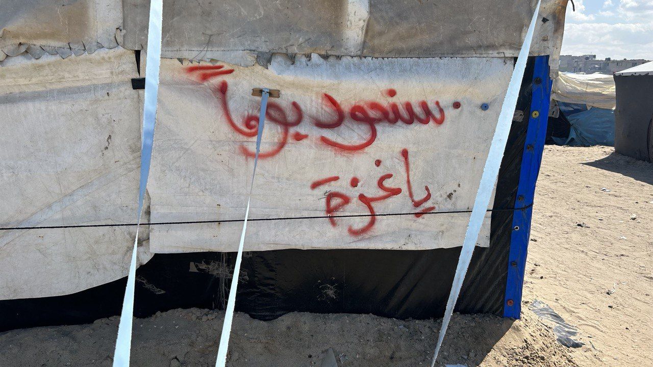 إحدى خيام النازحين في شارع الرشيد بدير البلح وسط قطاع غزة. الجمعة، 7 يونيو حزيران 2024