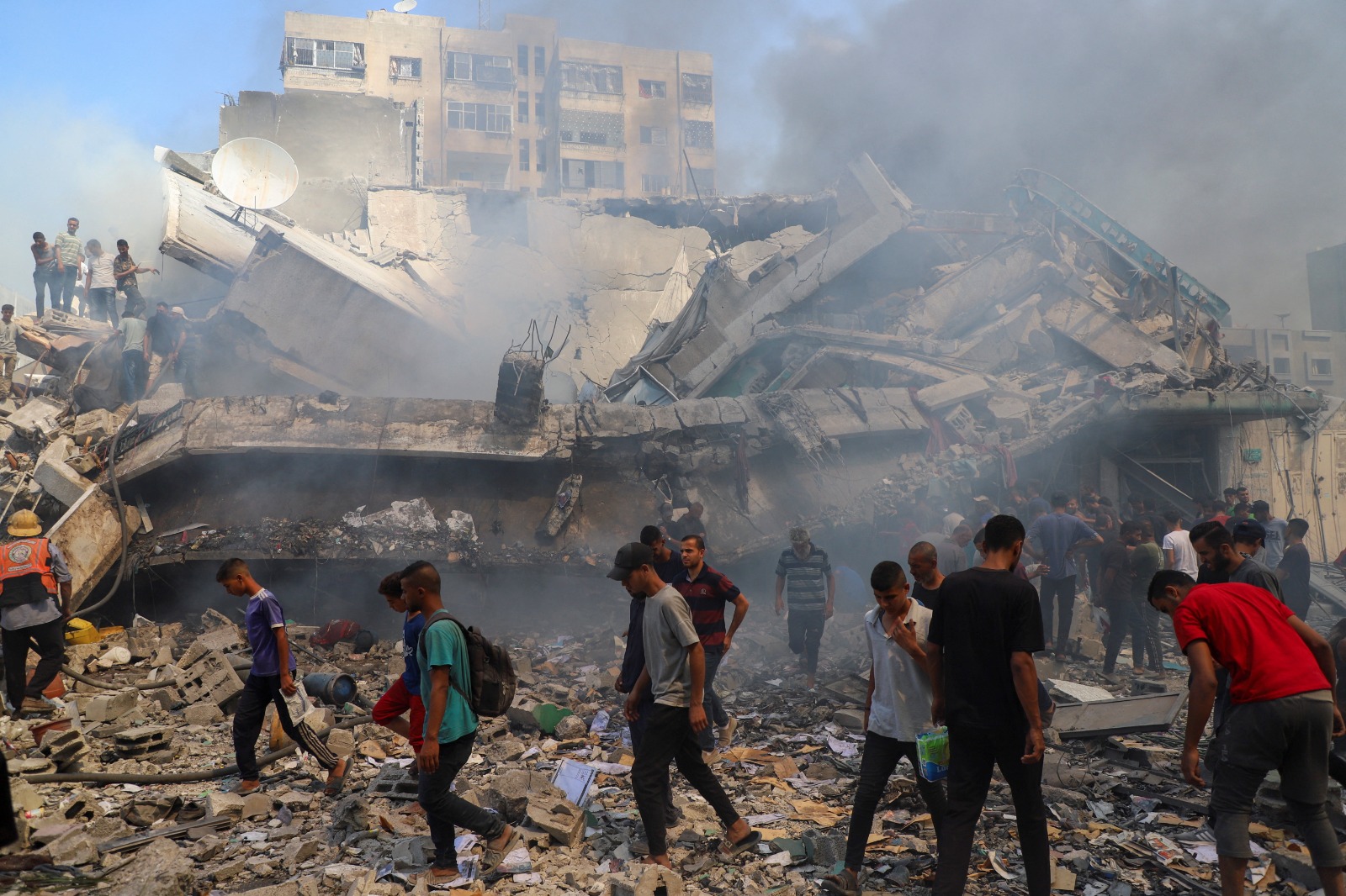 فلسطينيون يتجمعون في موقع غارة إسرائيلية على مبنى سكني في مدينة غزة. 22 سبتمبر 2025