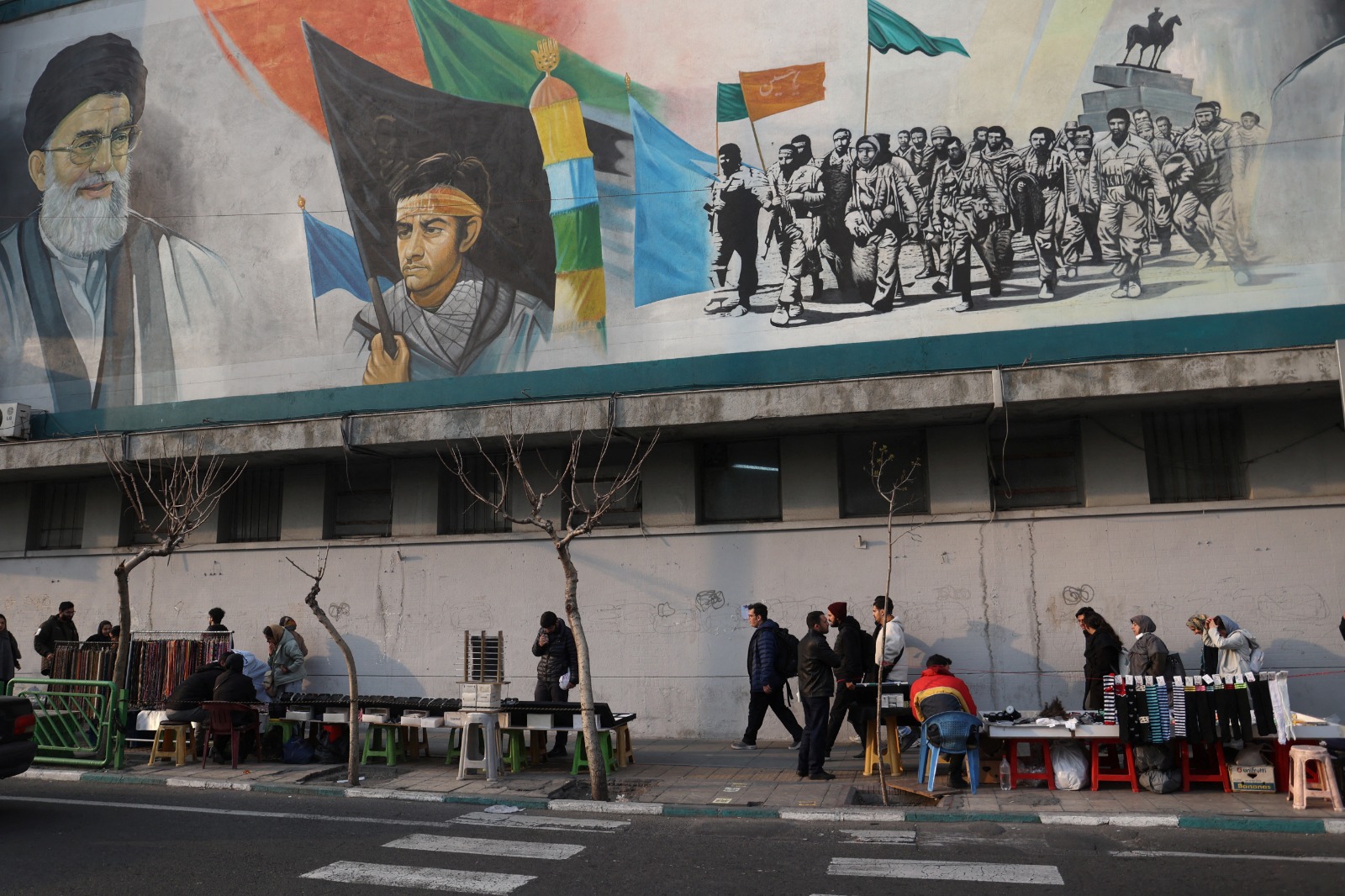 لوحة جدارية تصور المرشد الإيراني علي خامنئي على مبنى في أحد شوارع طهران. 3 مارس 2024