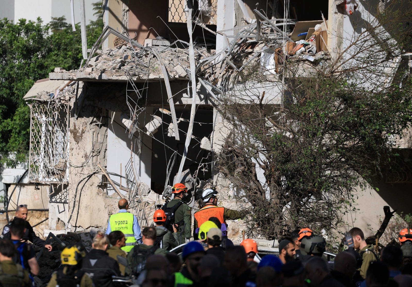 مبنى مدمر في وسط تل أبيب بعد هجوم صاروخي إيراني. 24 مارس 2026