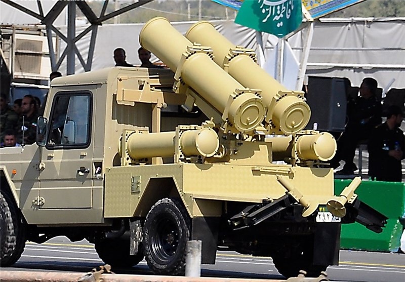 صواريخ فلق 1 و2 على منظومة الإطلاق الخاصة بها خلال عرض عسكري في إيران.