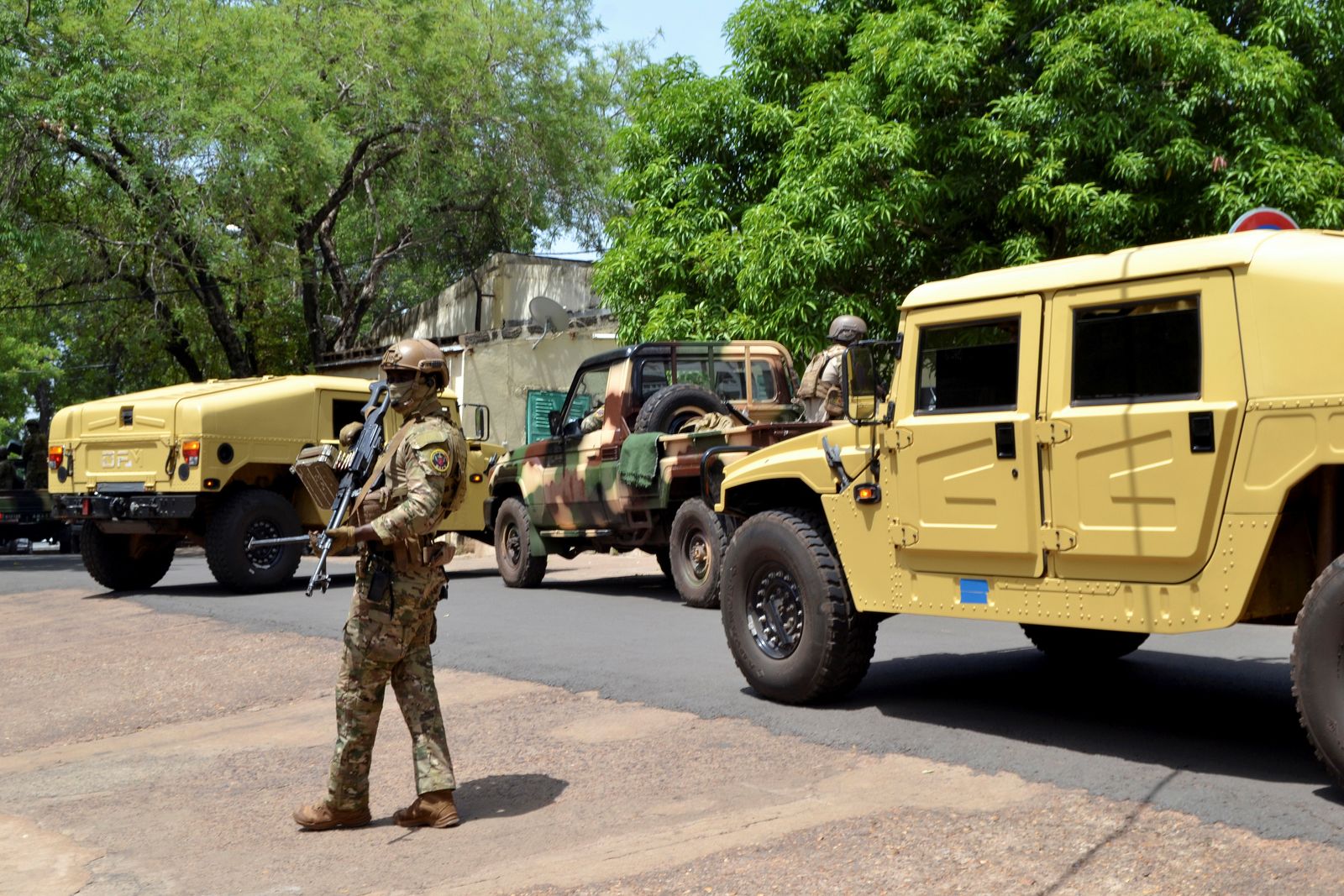 عناصر من الجيش خلال تأمين اجتماع وفد وسطاء الجماعة الاقتصادية لدول غرب إفريقيا (إيكواس) مع العقيد أسيمي غويتا بشأن أزمة مالي، في باماكو، مالي، 26 مايو 2021 - REUTERS
