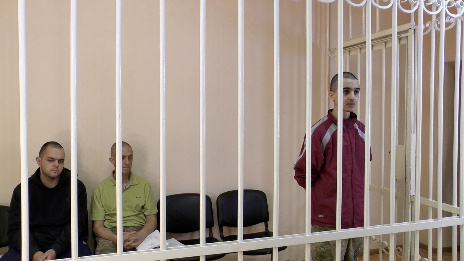 البريطانيان إيدن أسلين وشون بينر والمغربي إبراهيم سعدون خلال محاكمتهم في دونيتسك - 8 يونيو 2022 - REUTERS