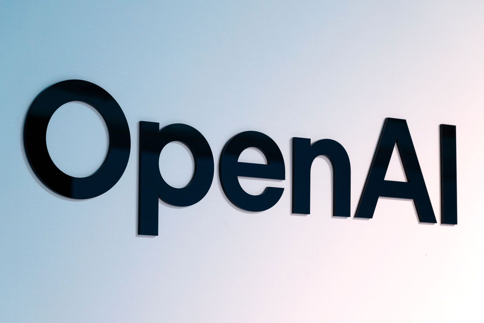 OpenAI تعلن فصل موظف زرع جهاز تسجيل داخل أحد مكاتب الشركة