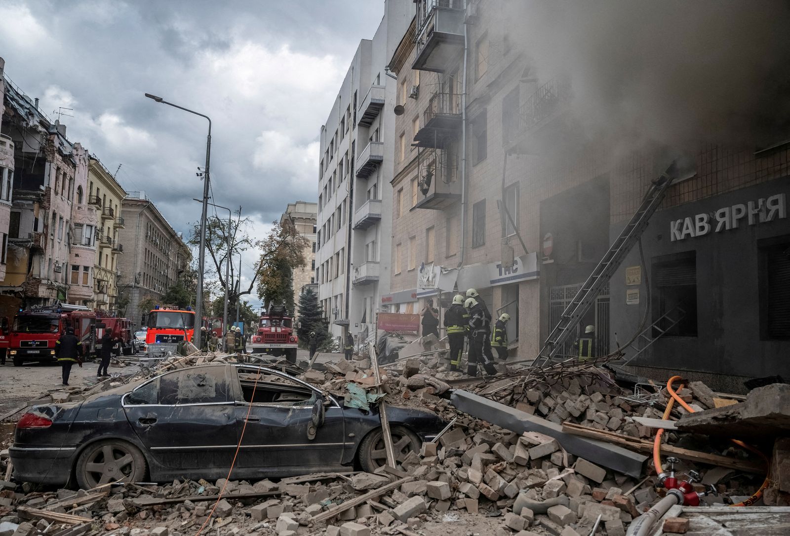 قذائف روسية تصيب مبنى سكني في منطقة خاركيف بأوكرانيا. 6 سبتمبر 2022 - REUTERS