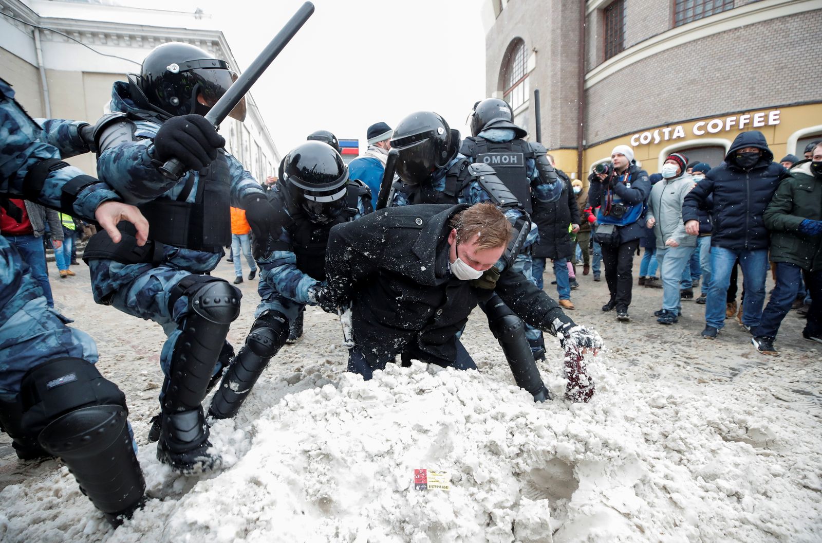 ضباط شرطة يعتقلون رجلا خلال مسيرة لدعم زعيم المعارضة الروسية المسجون أليكسي نافالني في أومسك، 31 يناير 2021 - REUTERS