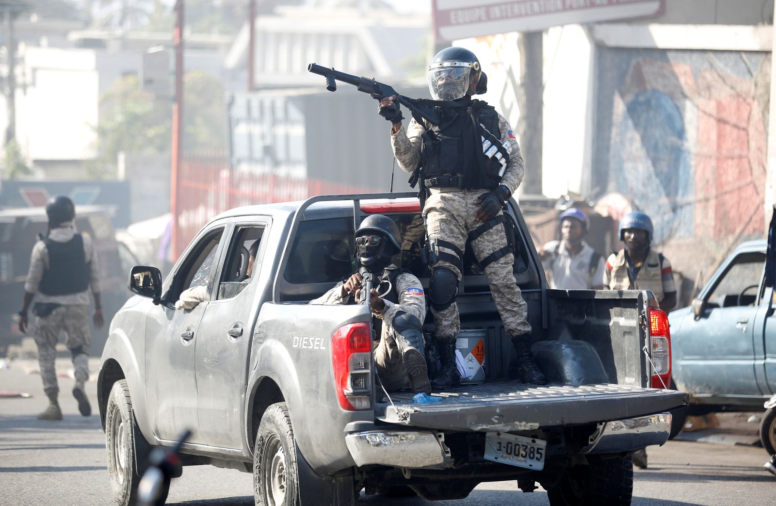 دورية أمنية خلال تظاهرة مناهضة للرئيس الراحل لهايتي جوفينيل مويز في بورت أو برنس - 14 فبراير 2021 - REUTERS