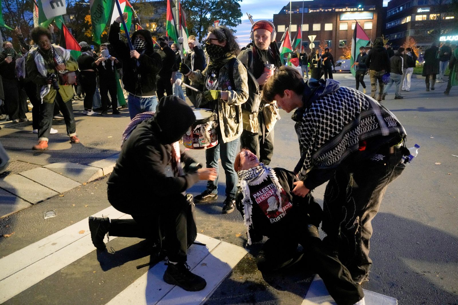 Soccer - FIFA World Cup - UEFA Qualifiers - Group I - Norway v Israel - Ullevaal Stadion, Oslo, Norway - October 11, 2025 Pro Palestine protesters after police spray tear gas outside the stadium during the match Javad Parsa/NTB via REUTERS    ATTENTION EDITORS - THIS IMAGE WAS PROVIDED BY A THIRD PARTY. NORWAY OUT. NO COMMERCIAL OR EDITORIAL SALES IN NORWAY.