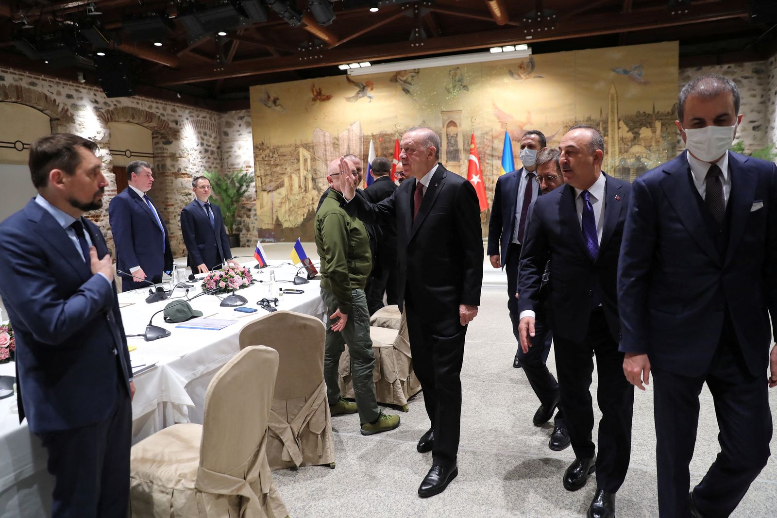 الرئيس التركي رجب طيب أردوغان يحيي المفاوضين الروس والأوكرانيين قبل محادثاتهم المباشرة في إسطنبول 29 مارس 2022. - via REUTERS