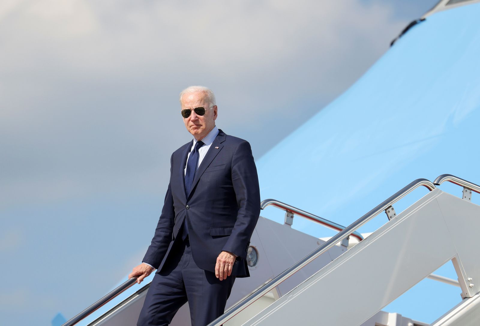 الرئيس الأميركي جو بايدن ينزل من طائرة الرئاسة في قاعدة أندروز المشتركة بولاية ماريلاند- 27 مايو 2021 - REUTERS