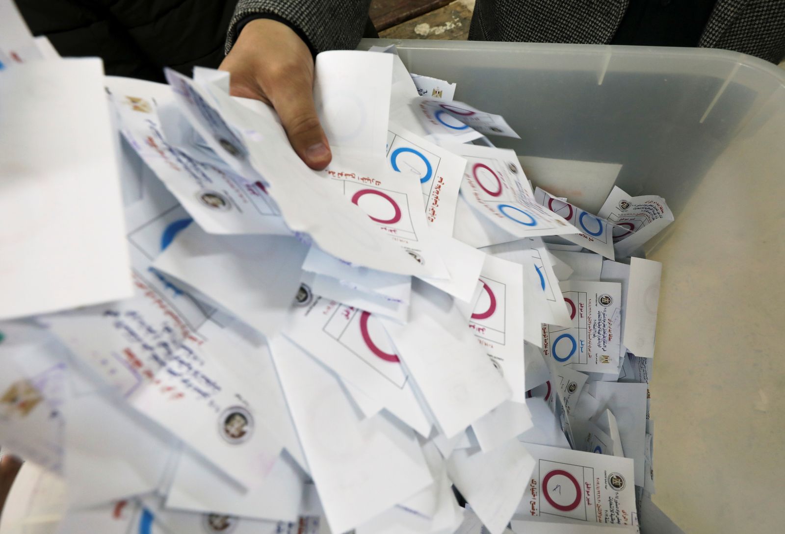 اليوم الأخير للاستفتاء المصري على مشروع التعديلات الدستورية - REUTERS