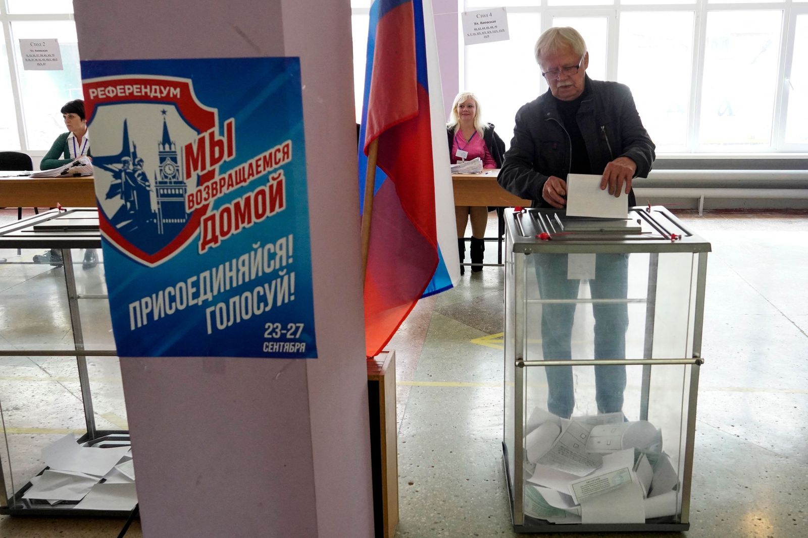 A man casts his ballot for a referendum at a polling station in Mariupol on September 27, 2022. - Western nations dismissed the referendums in Kremlin-controlled regions of eastern and southern Ukraine as the voting on whether Russia should annex four regions of Ukraine started on September 23, 2022. (Photo by STRINGER / AFP) - AFP