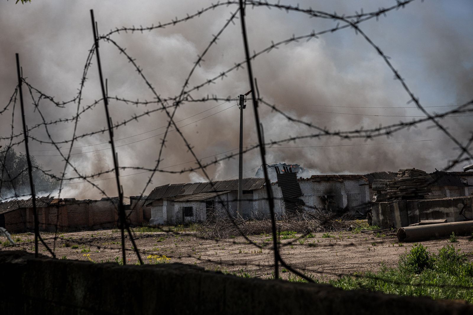 دخان يتصاعد من مخزن للمواد الغذائية في بلدة أوريخيف قرب زابوريجيا، بعد قصف روسي. 11 مايو 2022 - AFP
