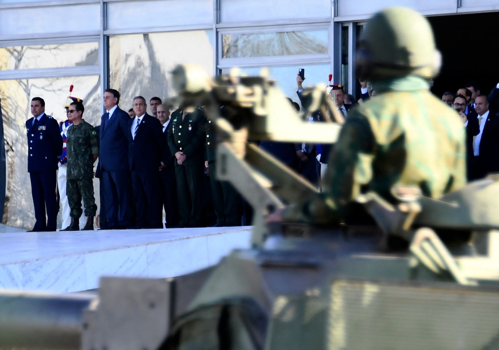 الرئيس البرازيلي جايير بولسونارو مع وزراء وقادة الجيش يحضرون عرضاً عسكرياً أمام قصر بلانالتو في برازيليا - 10 أغسطس 2021 - AFP
