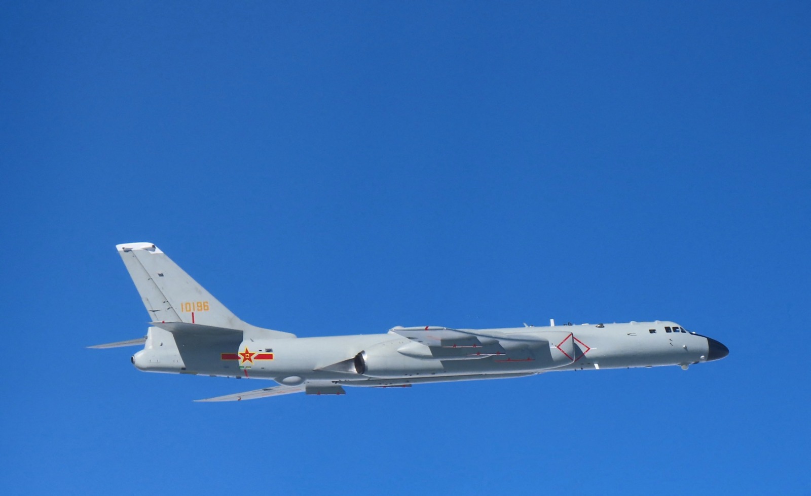 قاذفة القنابل الاستراتيجية الصينية H6 القادرة على حمل رؤوس نووية من بحر الصين الشرقي فوق مضيق مياكو. 9 ديسمبر 2025