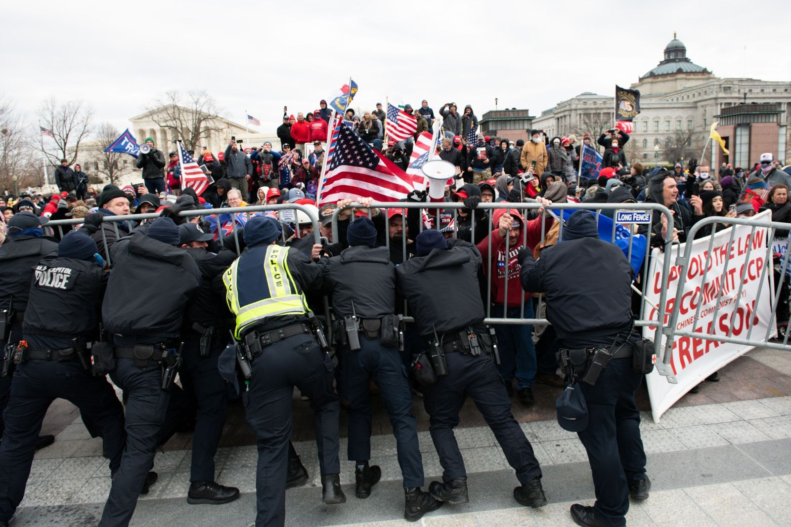 شرطيون يحاولون صدّ مقتحمي مقرّ الكونغرس - 6 يناير 2021 - Bloomberg