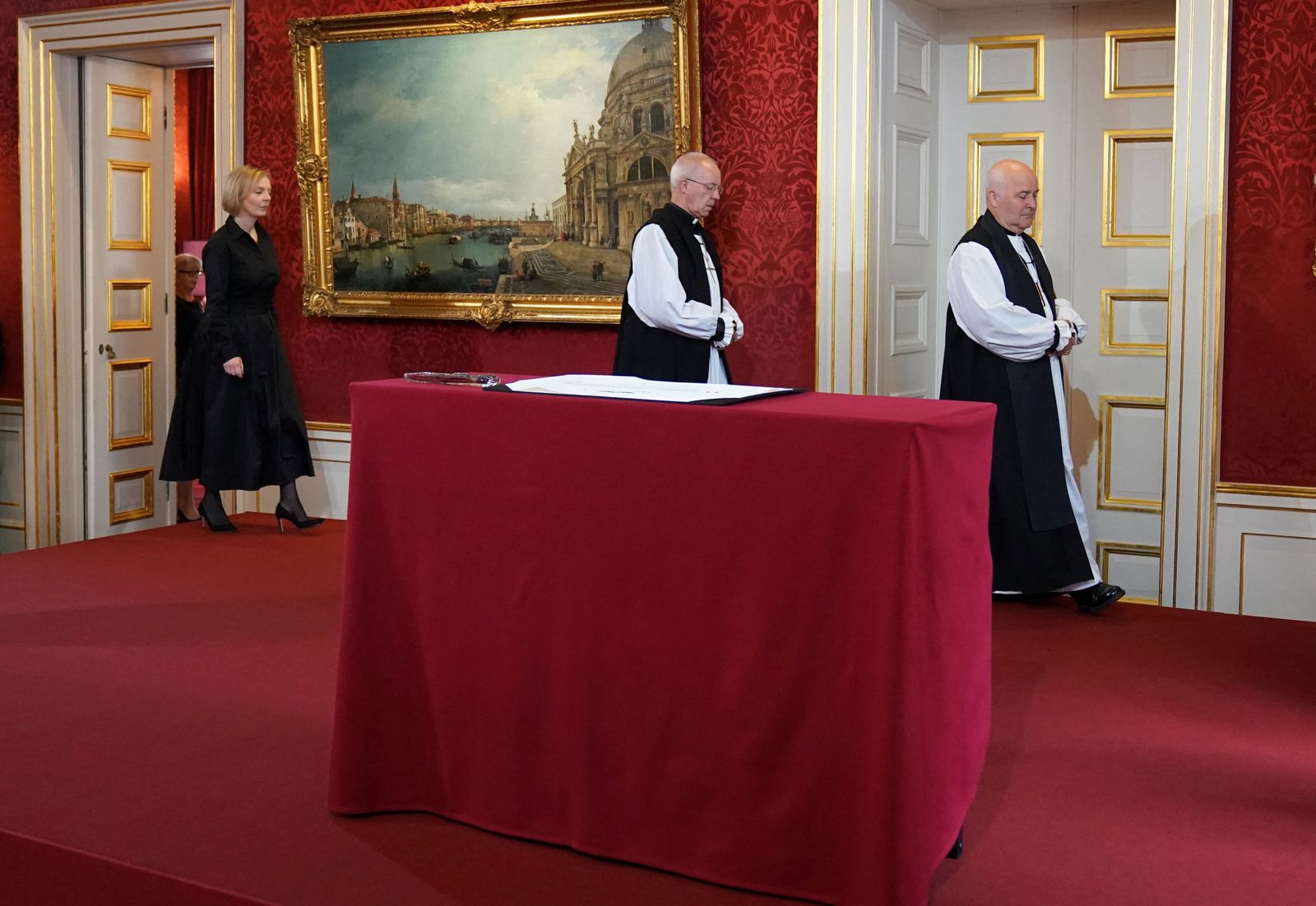 رئيس أساقفة كانتربري جاستن ويلبي (وسط) أثناء مراسم إعلان تشارلز الثالث رسمياً ملكا لبريطانيا- 10 سبتمبر  2022 - REUTERS