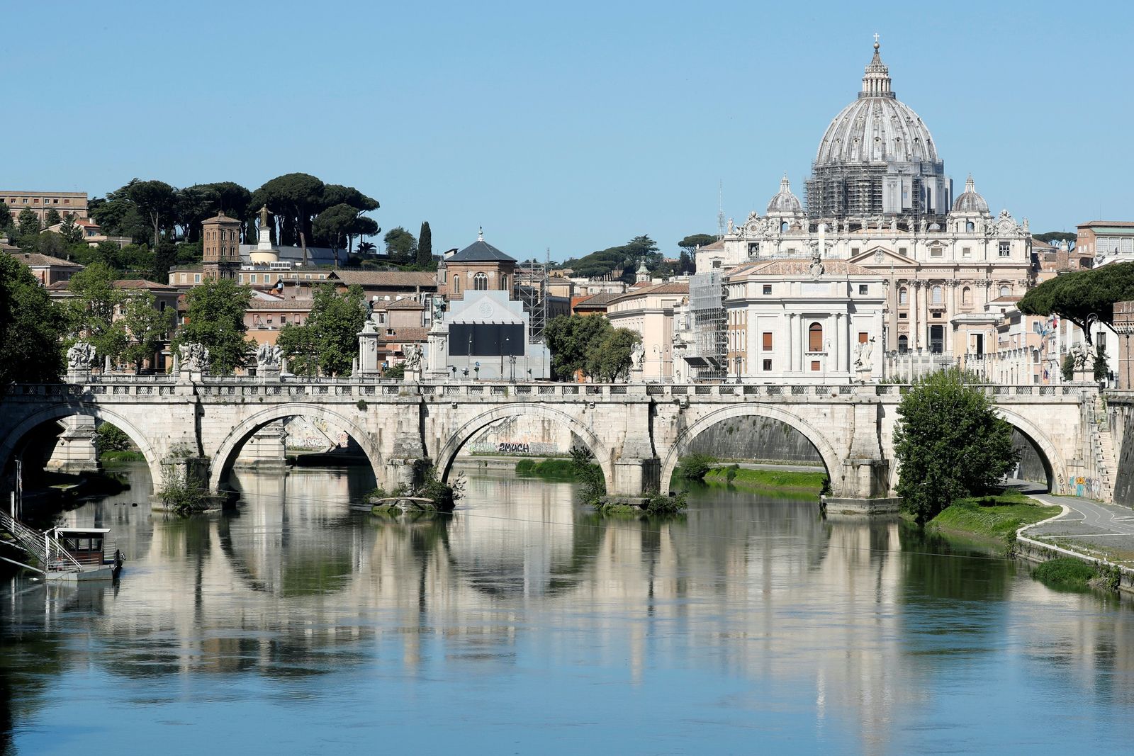 نهر التيبر وكاتدرائية القديس بطرس في الخلفية في العاصمة الإيطالية روما. - REUTERS