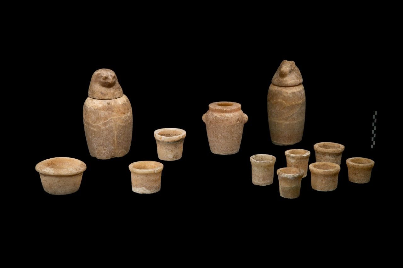 عدد من المقتنيات التي تم العثور عليها من قبل البعثة التشيكية.  - وزارة السياحة والآثار المصرية
