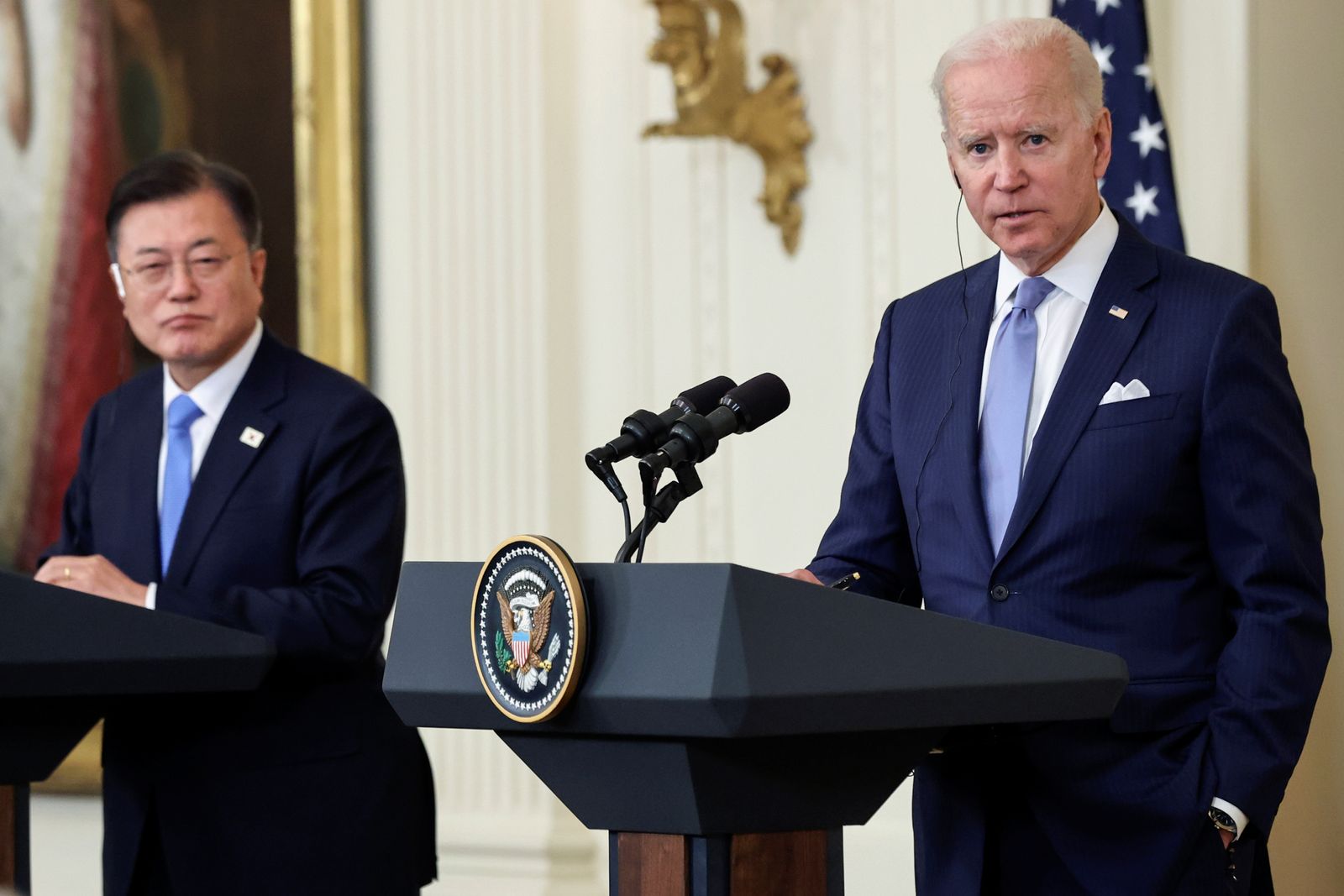 الرئيس الأميركي جو بايدن ونظيره الكوري الجنوبي مون جيه إن خلال مؤتمر صحافي مشترك في البيت الأبيض- 21 مايو 2021 - REUTERS