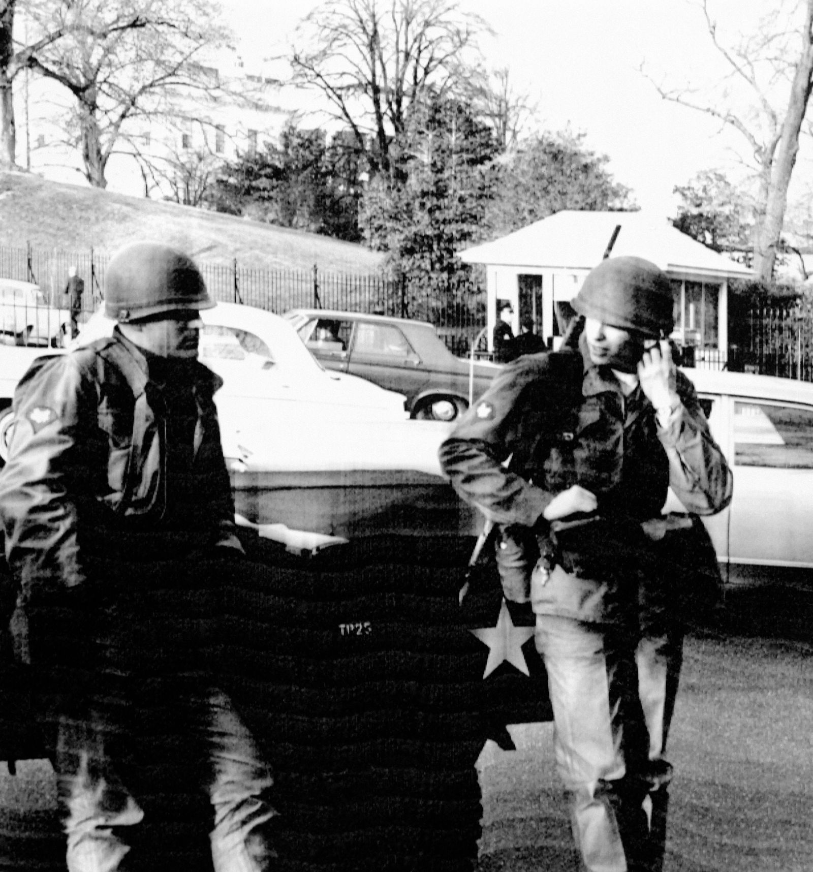 جنديان أميركيان في قوة الحماية لمبنى الكابيتول. 6 مايو 1969 - AFP