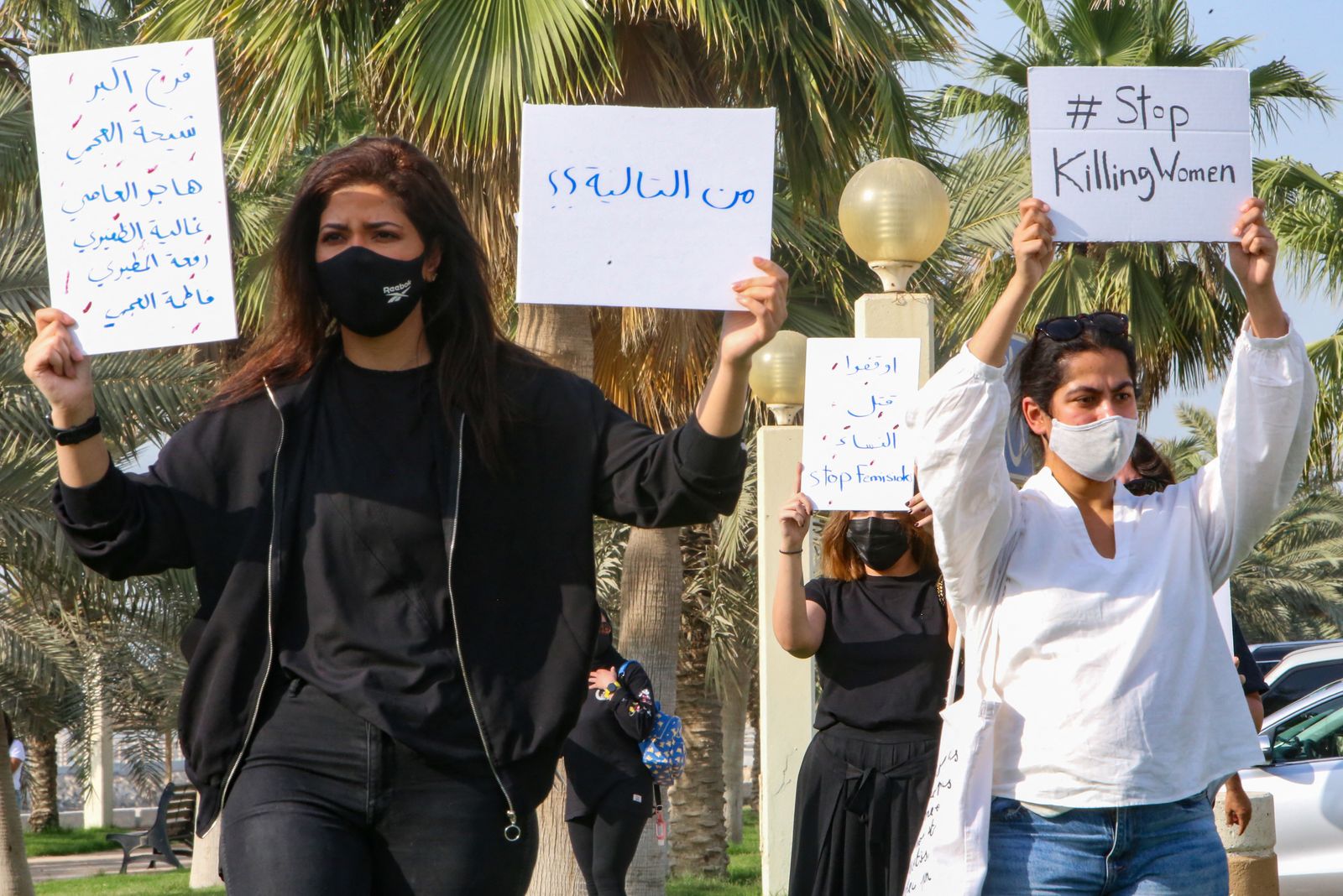 متظاهرات يحملن لافتات تندد بالعنف ضد النساء خلال تظاهرة احتجاجية في الكويت- 22 أبريل 2021 - AFP