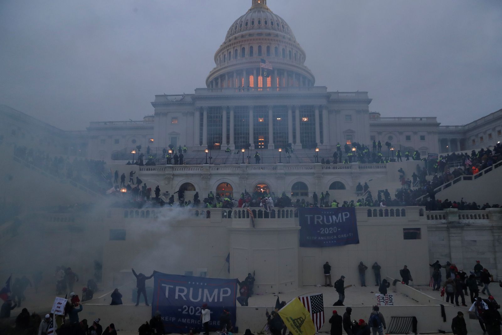 أنصار الرئيس الأميركي دونالد ترمب أمام مبنى الكابيتول في واشنطن، 6 يناير 2021 - REUTERS