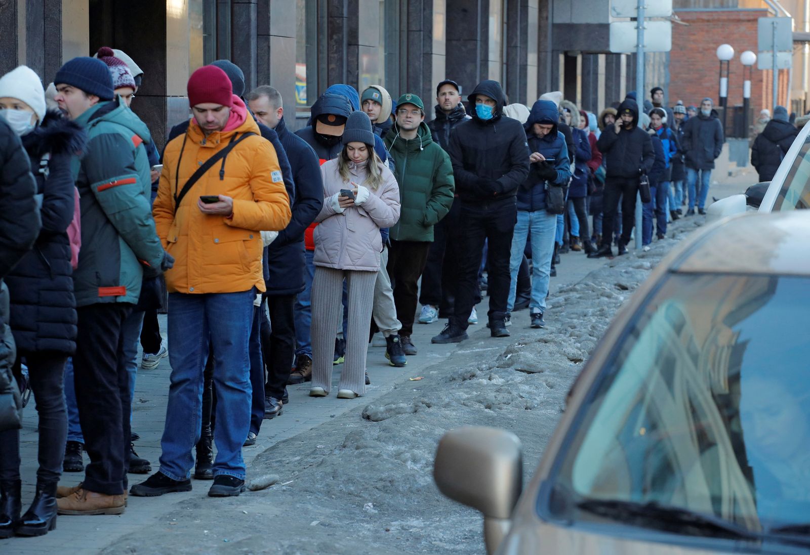 يقفون في طابور لاستخدام ماكينة للصرف الآلي في سان بطرسبرج - 27 فبراير 2022 - REUTERS